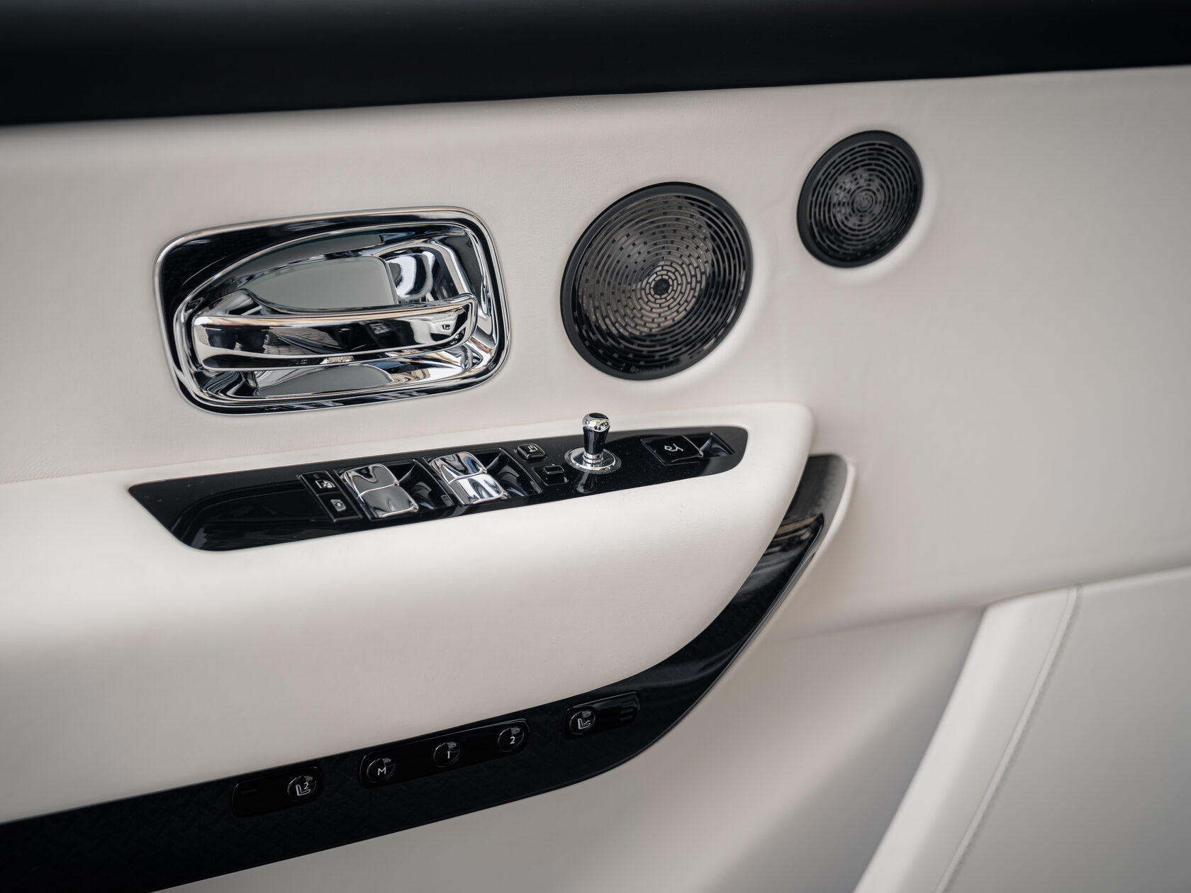 Rolls-Royce Cullinan Black Badge II  <br>Черный 