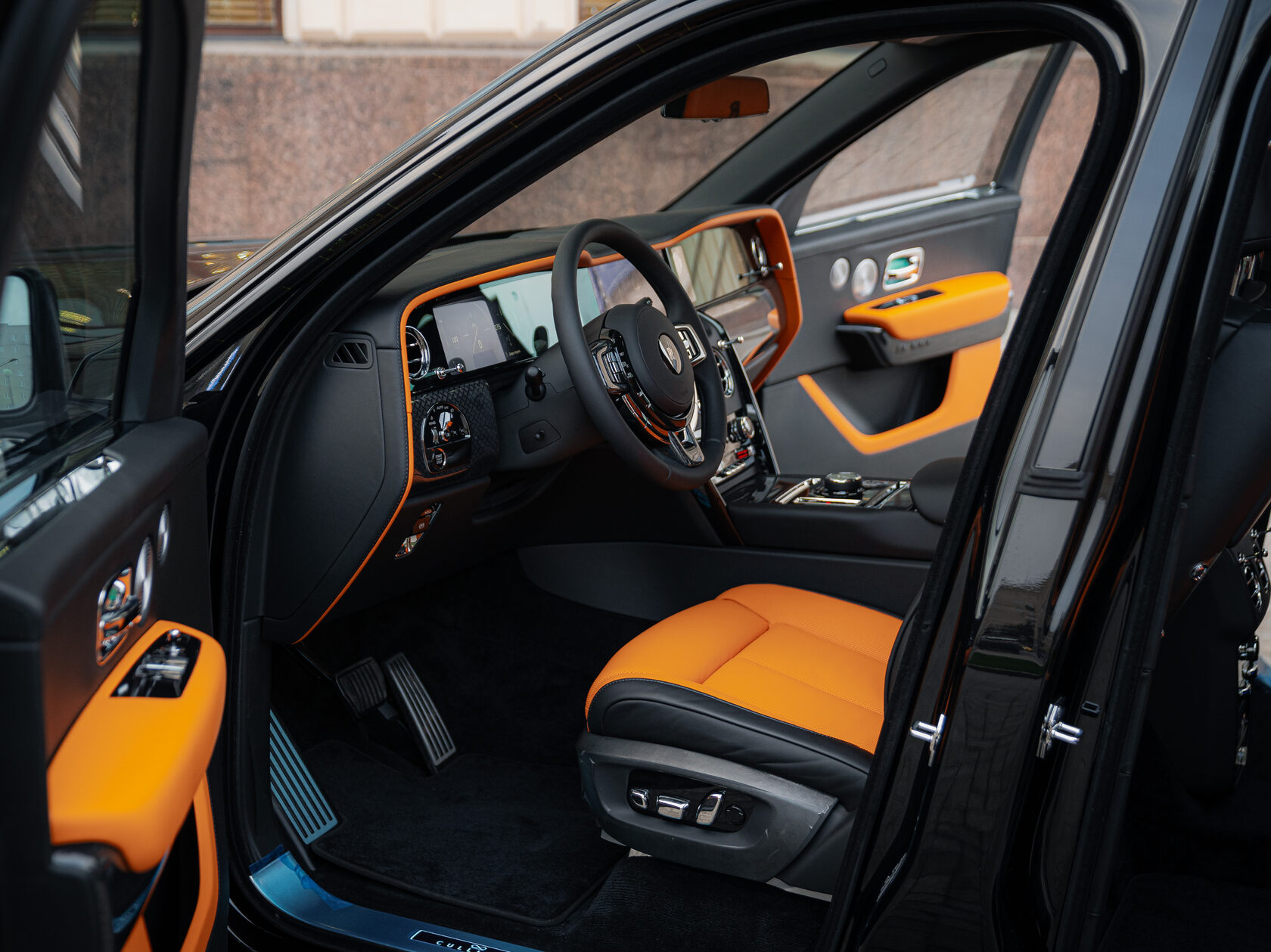 Rolls-Royce Cullinan Black Badge II  <br>Черный 