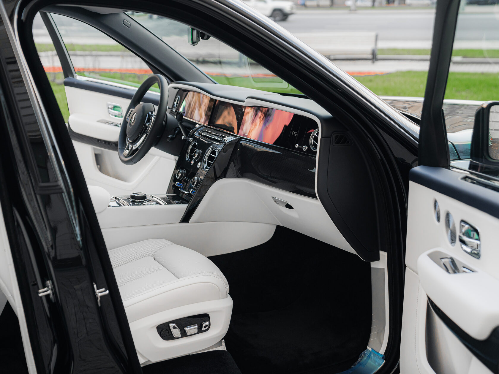 Rolls-Royce Cullinan Black Badge II 2025 год <br>Черный 