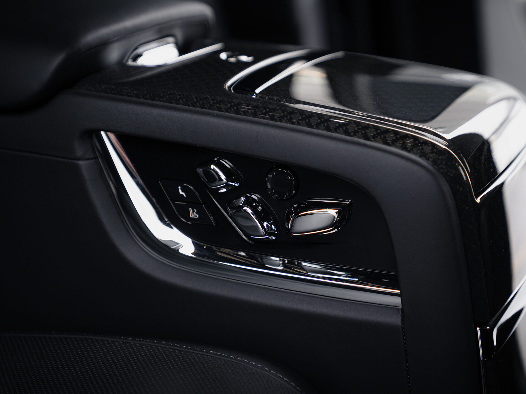 Rolls-Royce Cullinan Black Badge I 2025 год <br>Black Diamond 