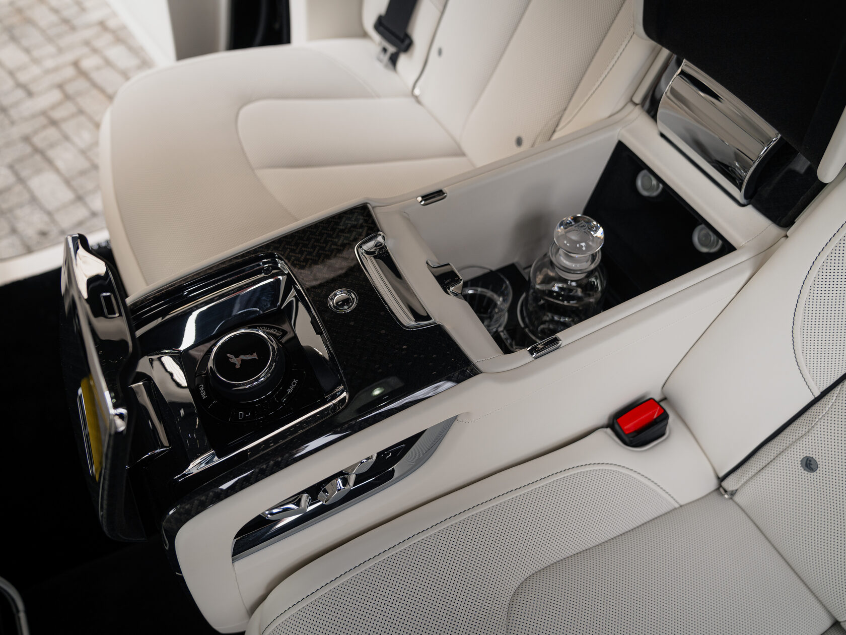 Rolls-Royce Cullinan Black Badge II  <br>Черный 