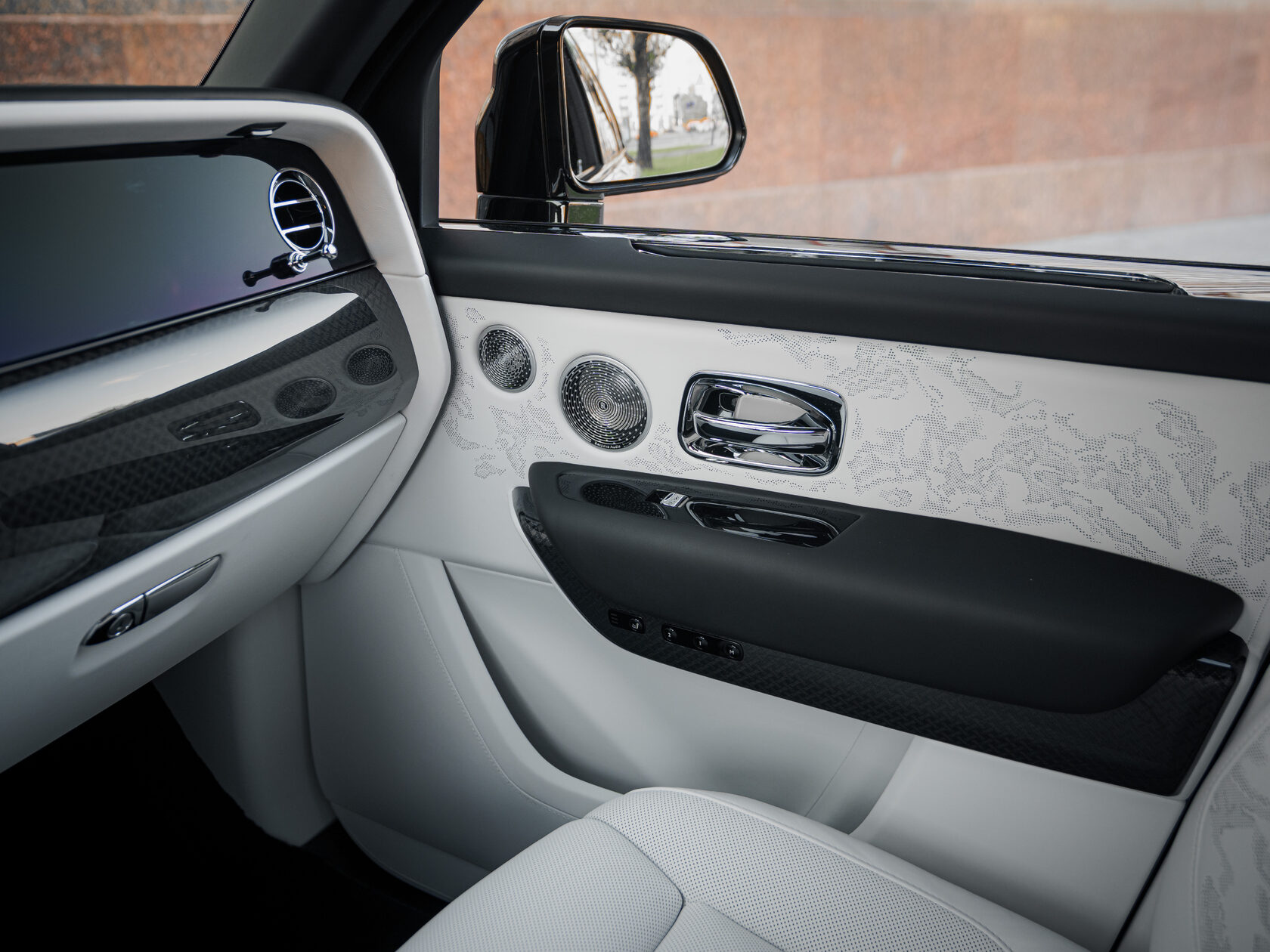 Rolls-Royce Cullinan Black Badge II  <br>Черный 