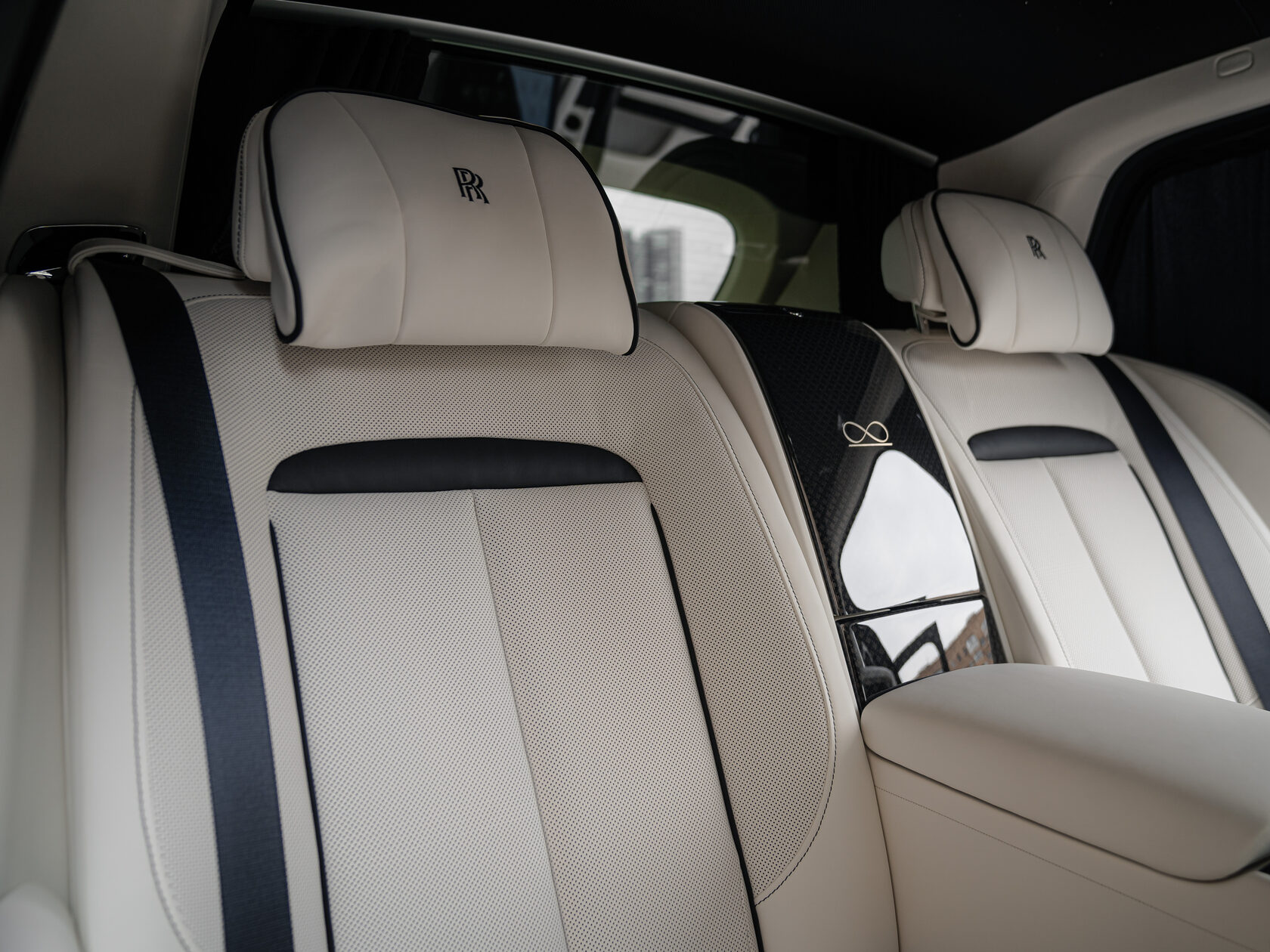 Rolls-Royce Cullinan Black Badge II  <br>Черный 