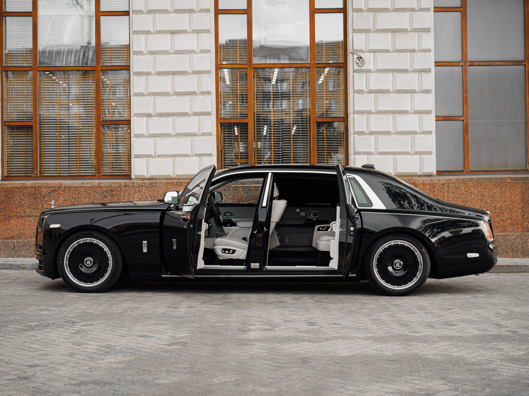 Rolls-Royce Phantom Extended  <br>Black Diamond 
