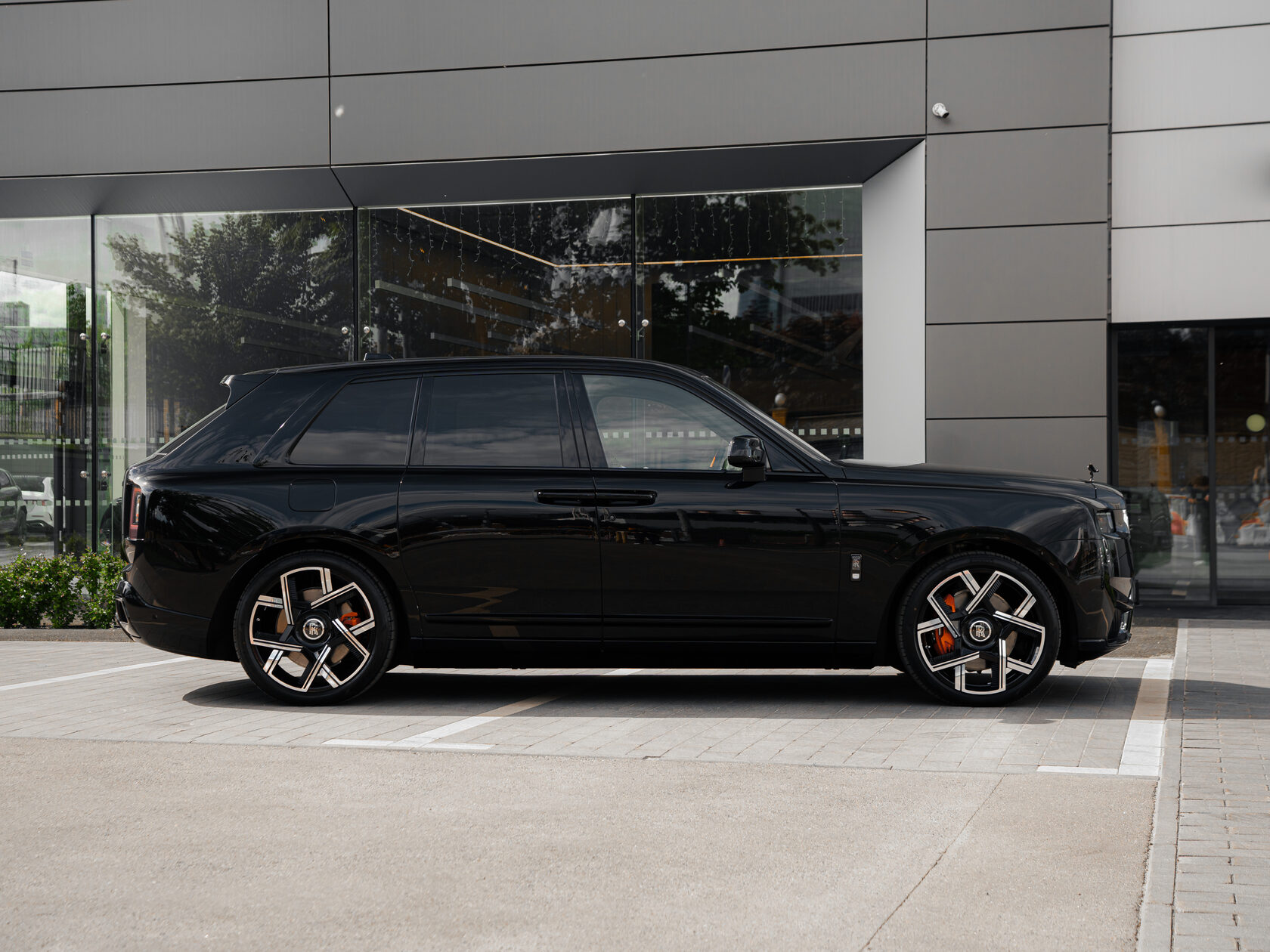 Rolls-Royce Cullinan Black Badge II  <br>Черный 