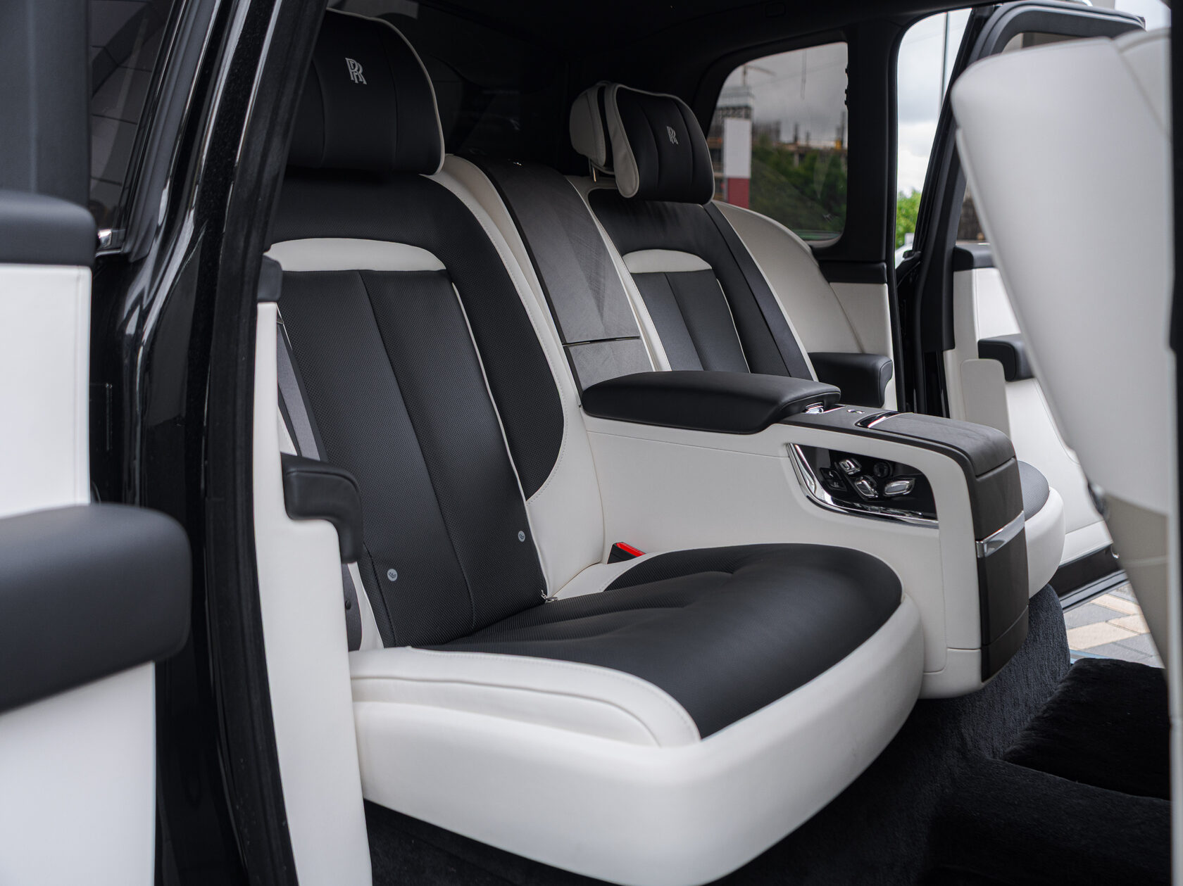 Rolls-Royce Cullinan  <br>Черный 