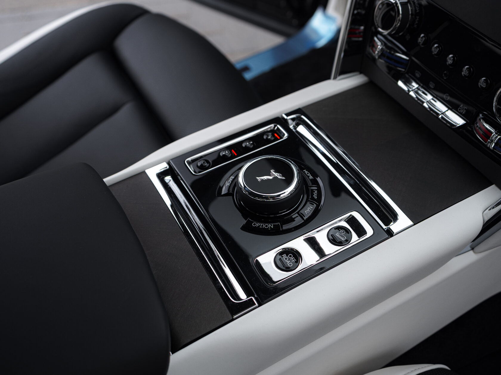 Rolls-Royce Cullinan  <br>Черный 
