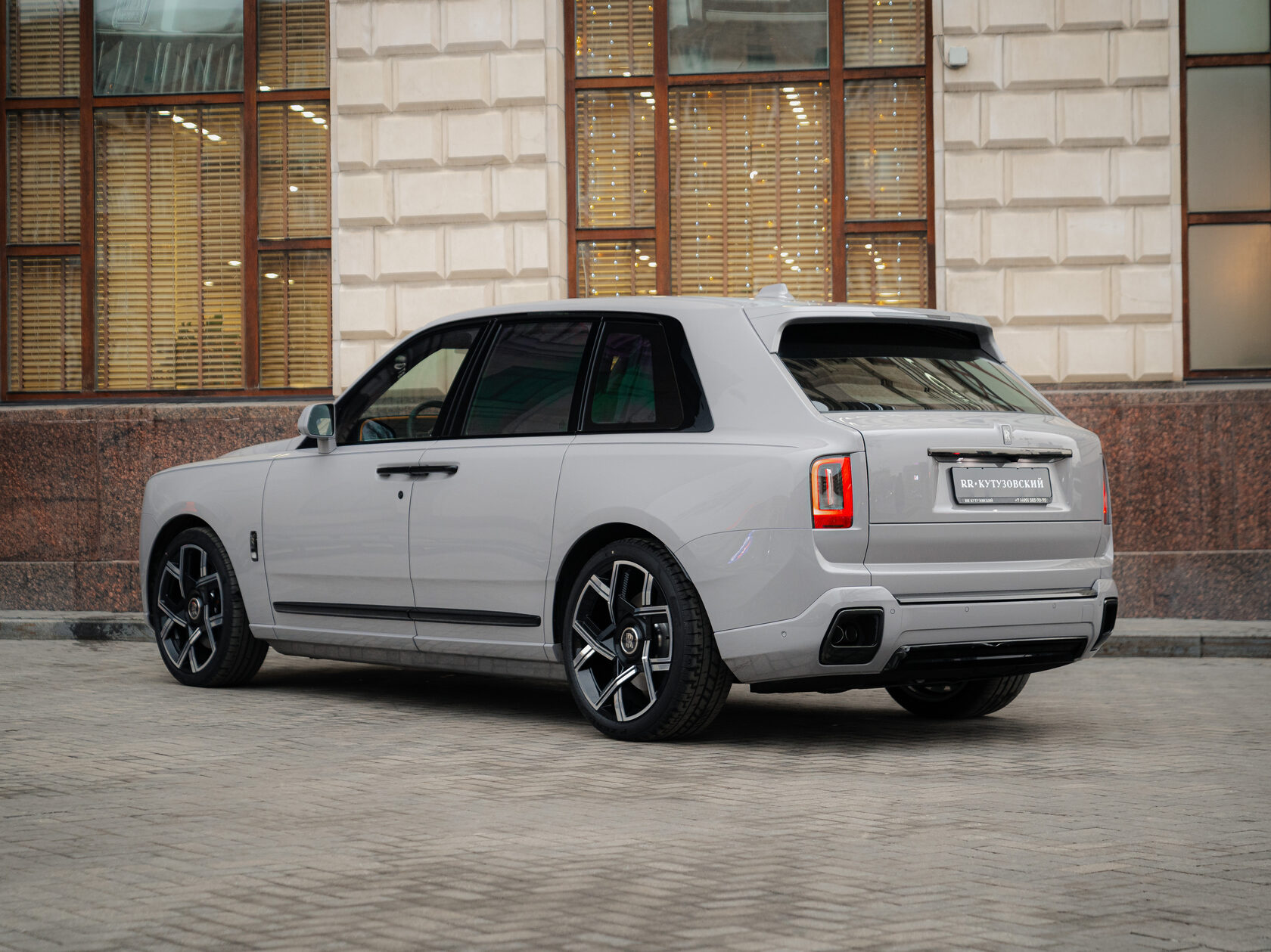 Rolls-Royce Cullinan Black Badge II  <br>Серый 