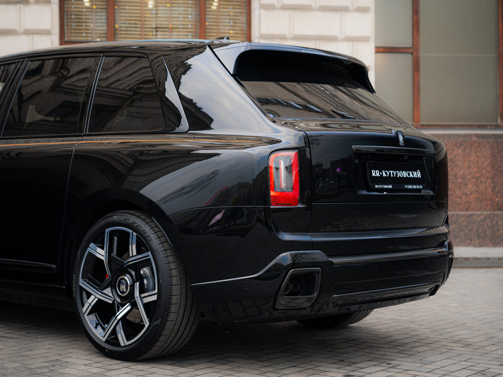 Rolls-Royce Cullinan Black Badge II  <br>Черный 