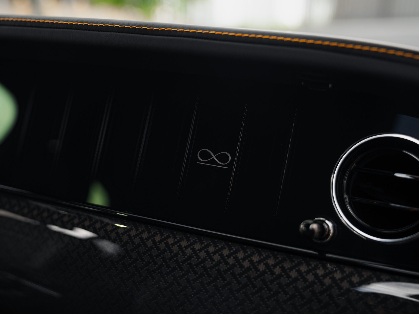 Rolls-Royce Cullinan Black Badge II  <br>Черный 