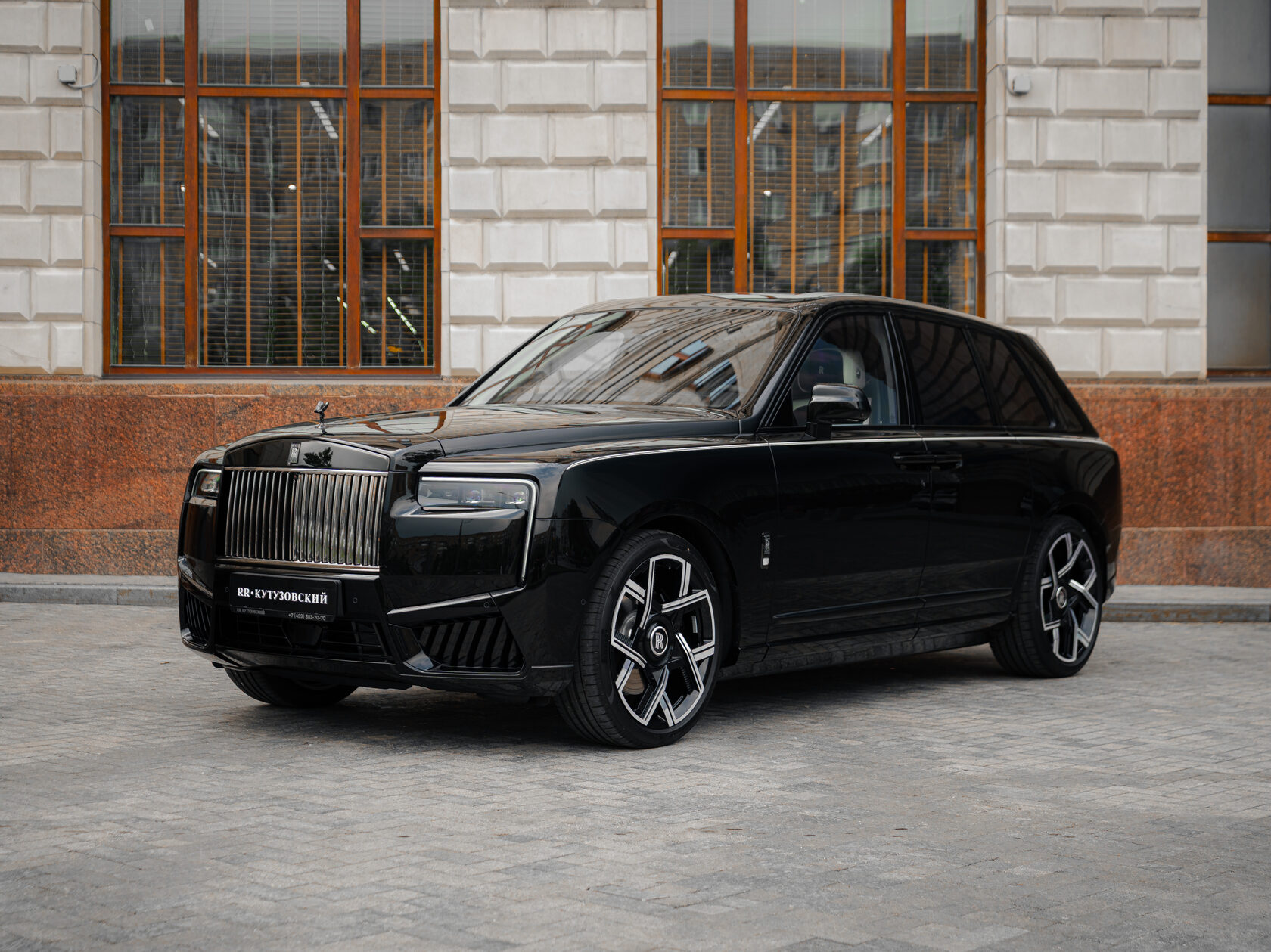 Rolls-Royce Cullinan Black Badge II  <br>Черный 