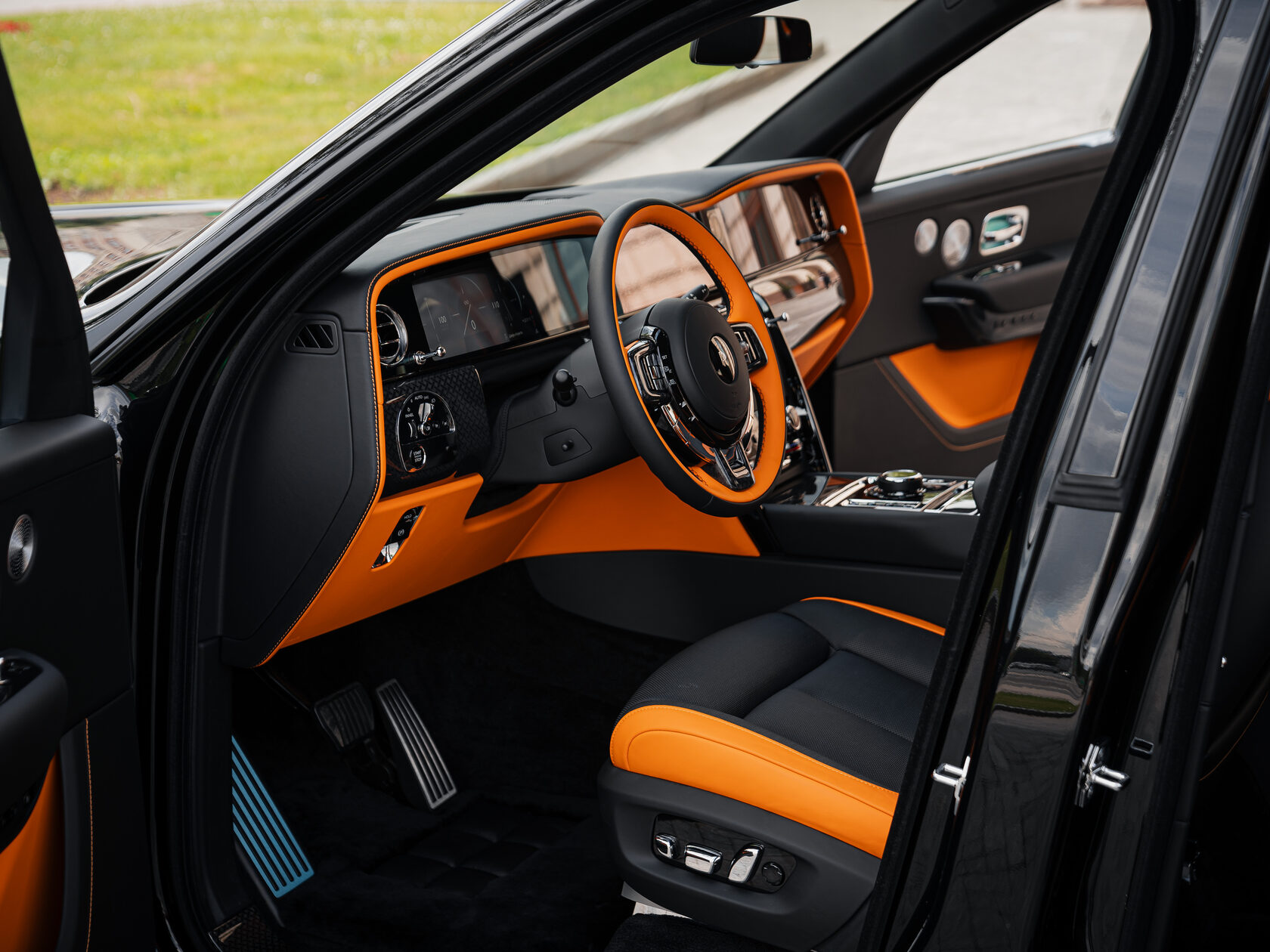 Rolls-Royce Cullinan Black Badge II  <br>Черный 