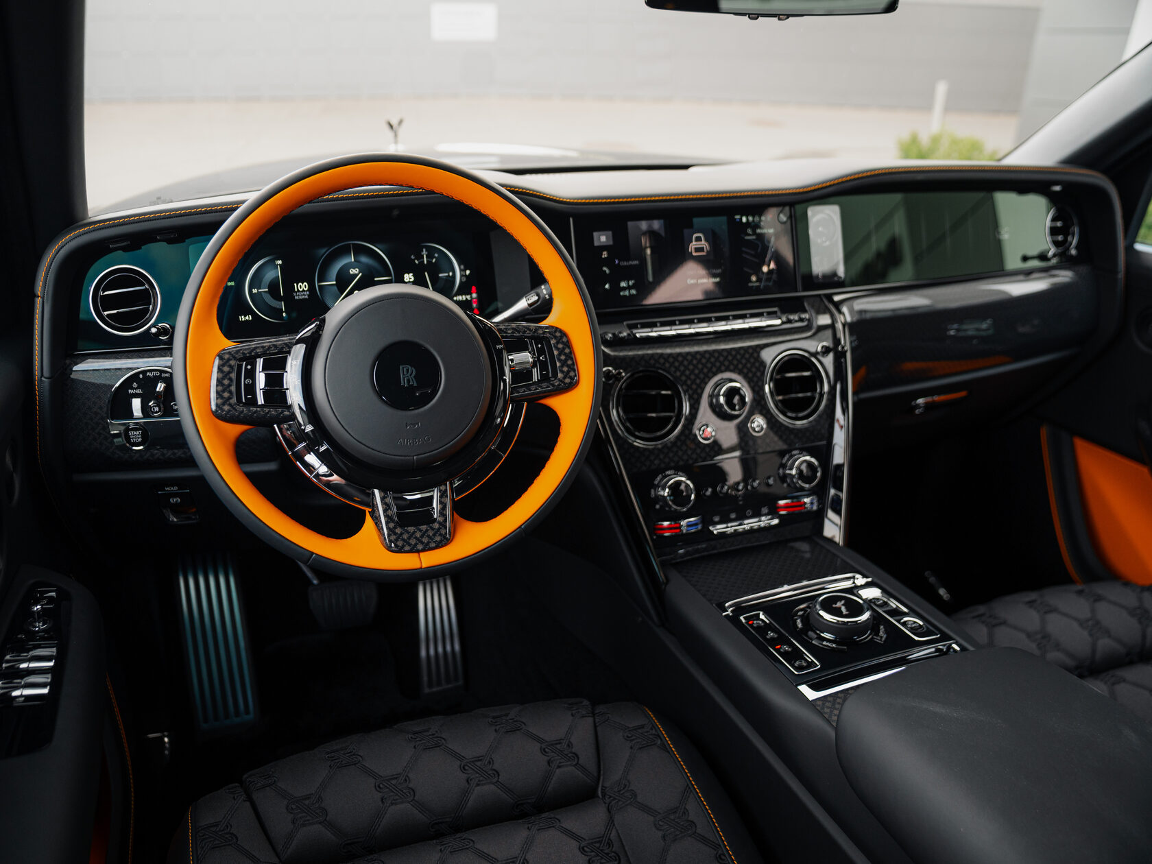 Rolls-Royce Cullinan Black Badge II  <br>Черный 