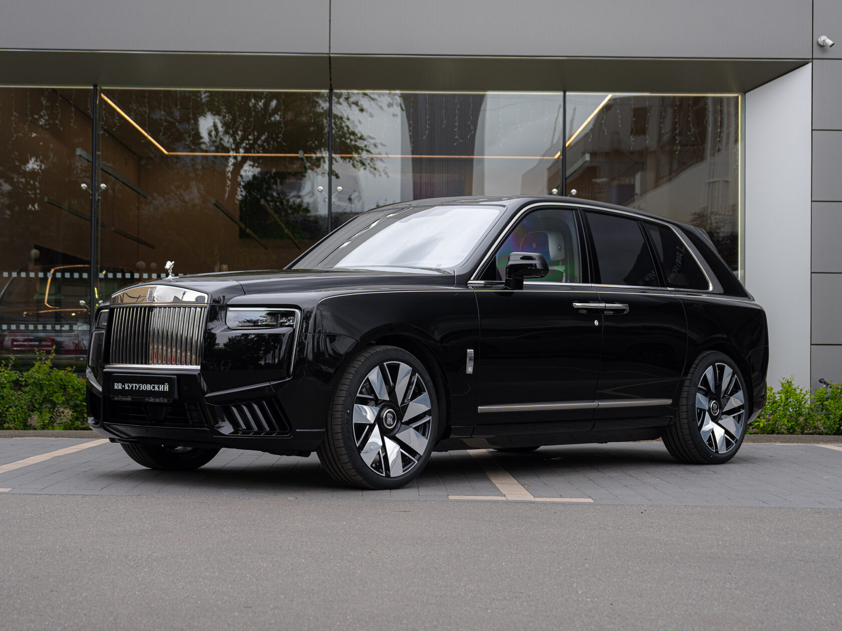 Rolls-Royce Cullinan  <br>Черный 